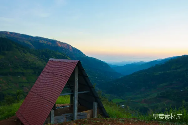 一座乡村小屋俯瞰着美丽的山景。