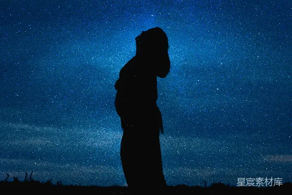 高清摄影 一个人站在夜空下剪影的轮廓。