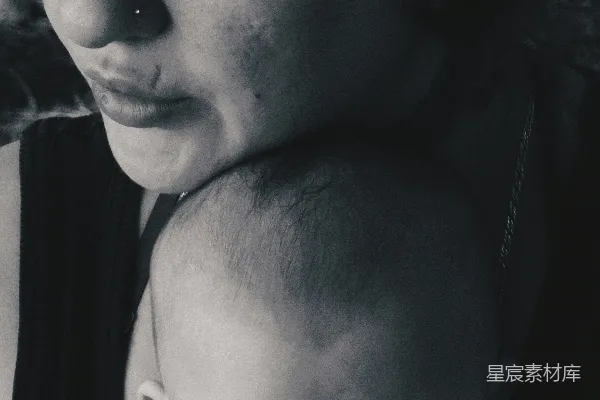 高清摄影 母亲抱着她的婴儿近在咫尺。