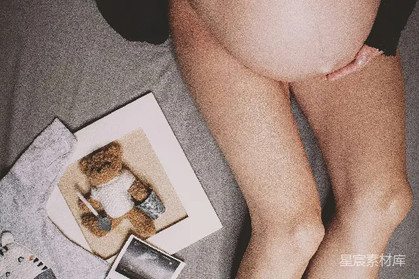 高清摄影 穿着黑色文胸和黑色内裤的女子坐在床上