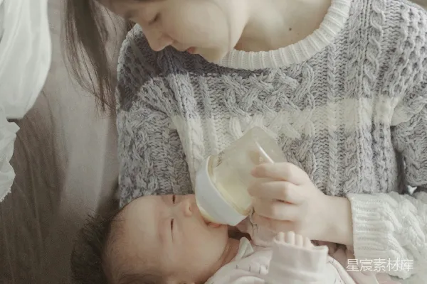 高清摄影 一个人在喂婴儿。