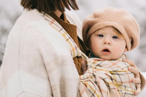 高清摄影 一个抱着用毯子包裹着婴儿的女人