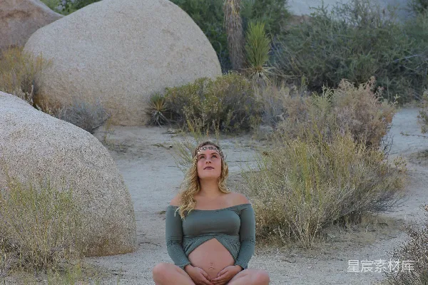 高清摄影 坐在岩石附近的女人