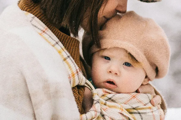 高清摄影 一个抱着用毯子包裹的婴儿的女人