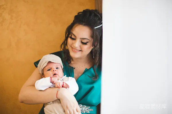 高清摄影 年轻的母亲抱着她的新生婴儿。