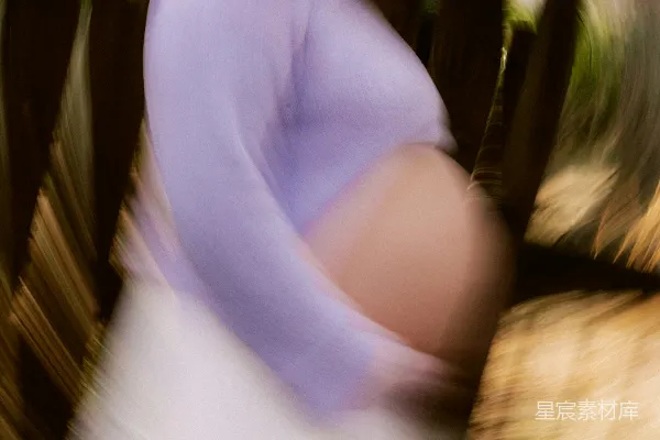 高清摄影 穿着薰衣草色上衣的孕妇抱着肚子