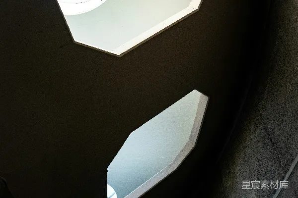 现代建筑带有几何形状的天窗，在暗淡 interiors 中