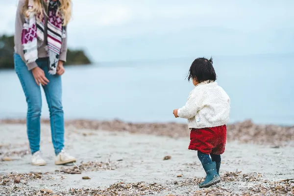 高清摄影 一个女人和一个小孩在海滩上。