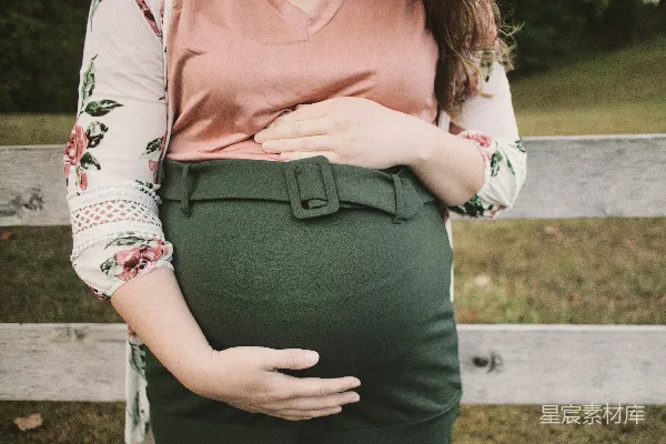 高清摄影 一位孕妇站在栅栏前