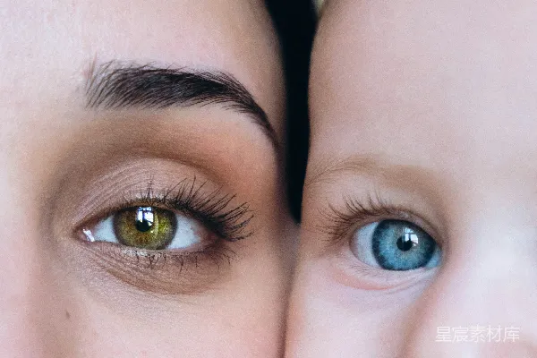 高清摄影 一位抱着婴儿的女性的特写照片