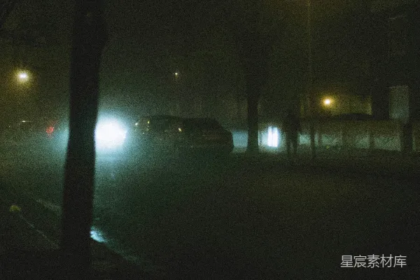 高清摄影 夜晚一辆车在路上行驶