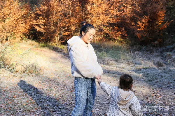 高清摄影 女人和孩子在森林小路上行走
