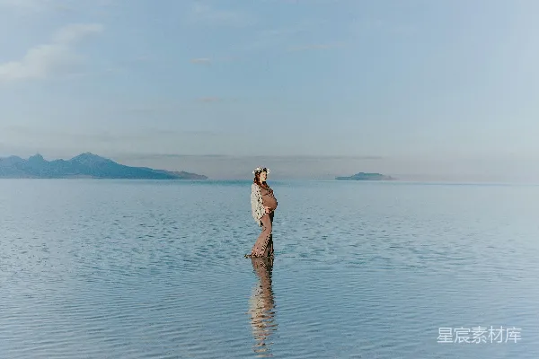 高清摄影 站在海滩上的女人