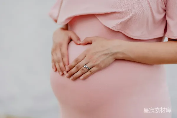 高清摄影 穿着粉红色连衣裙，戴着金戒指的女人