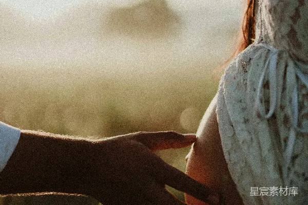 高清摄影 一个人正在触摸另一个人的手的特写镜头