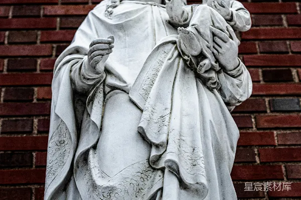 高清摄影 一座圣母抱着孩子的雕像