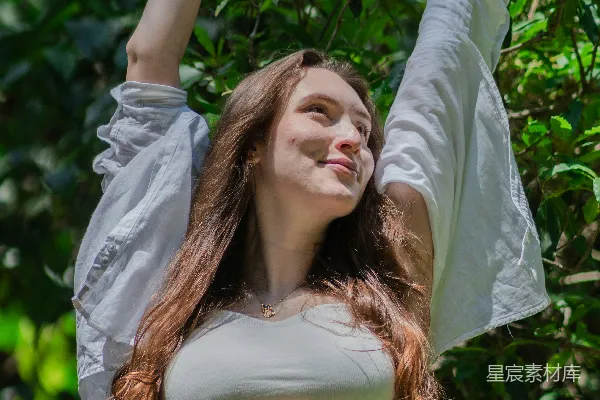 高清摄影 在大自然中，怀有身孕的女性双手高举