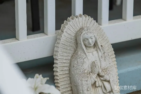 高清摄影 在门廊上的一尊圣母玛利亚雕像