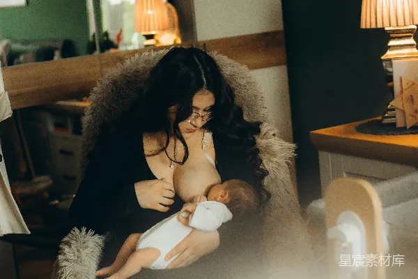 高清摄影 一位女人在温馨的房间里哺乳她的宝宝。