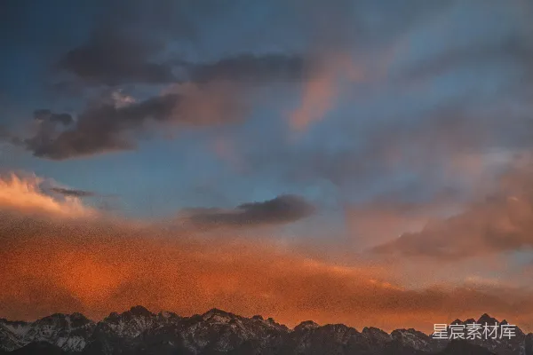 高清摄影 夕阳下的灰色山脉