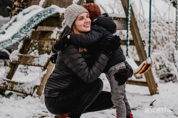 高清摄影 一个女人在雪中抱着一个孩子