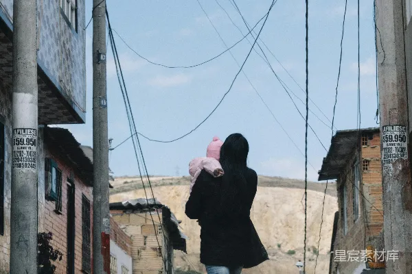 高清摄影 女人站在建筑物旁边