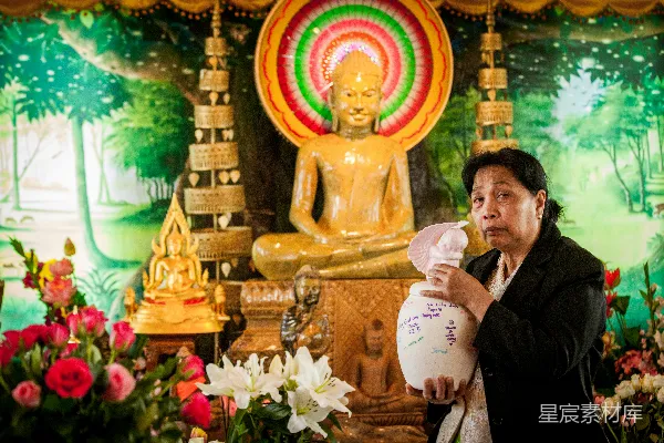 高清摄影 一个人抱着一个婴儿