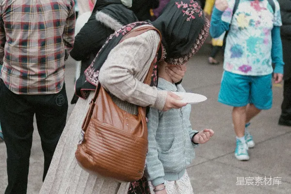 高清摄影 几个人沿着街道行走