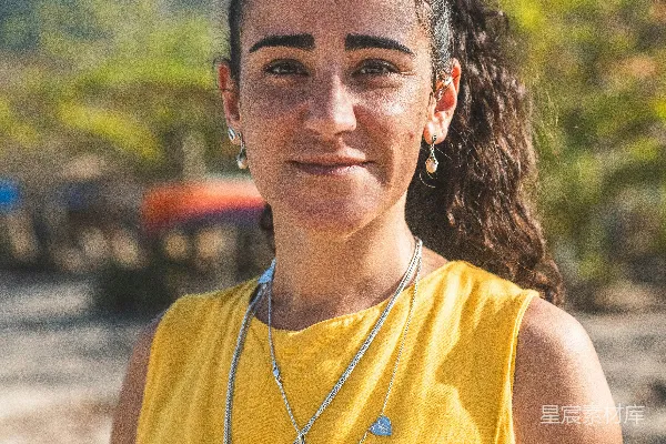 高清摄影 一个穿着黄色衬衫并戴着项链的女人