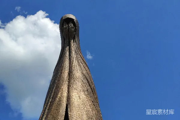 高清摄影 一座高楼，背景是天空。