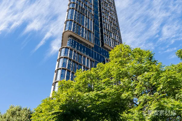 一座有很多窗户的高大建筑物