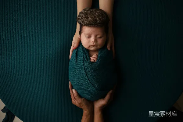 高清摄影 一个抱着用毯子包裹着的婴儿的女人