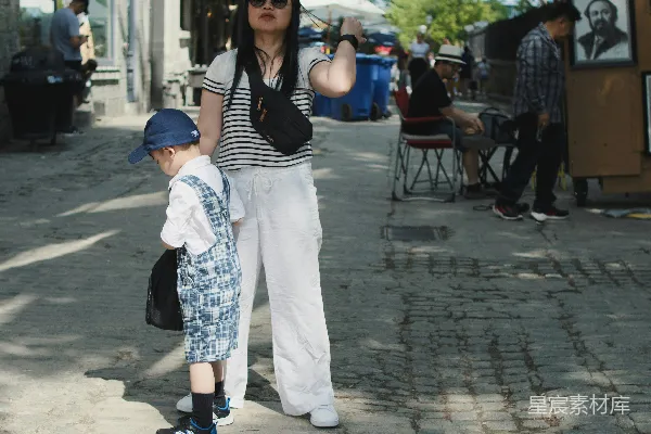 高清摄影 女人和孩子在鹅卵石街道上行走