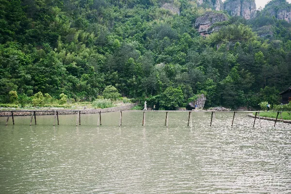 高清摄影 一片被森林环绕的水域
