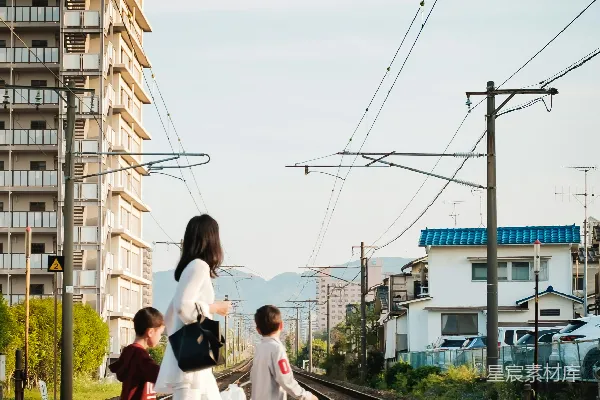 高清摄影 穿着白色长袖衬衫和白色裤子的女人在白天站在火车轨道上。
