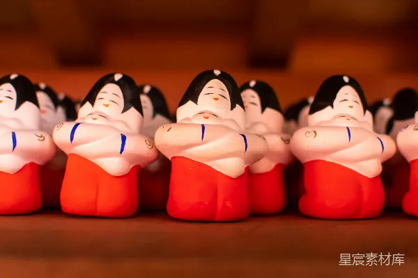 高清摄影 一排小雕像摆放在木质桌子上。