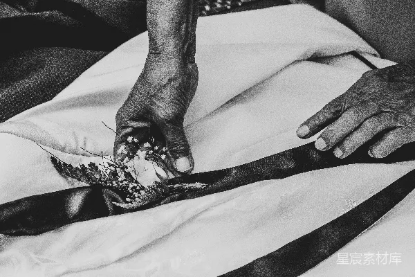 高清摄影 一个人正在床上系领带。