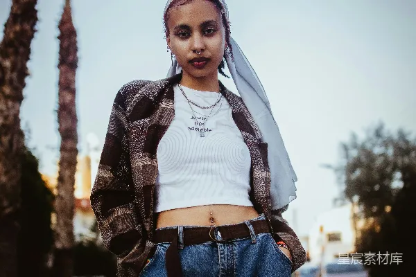 路边站着一名妇女