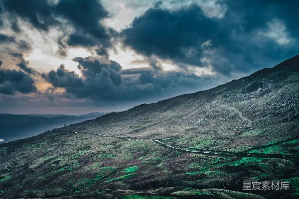 绿灰山间云雾中的白天景色