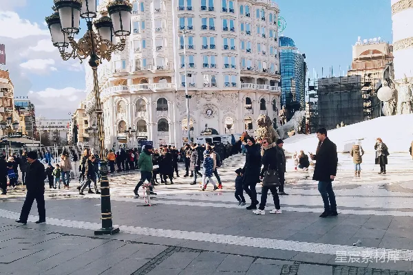 高清摄影 白天在人行道上行走的人们