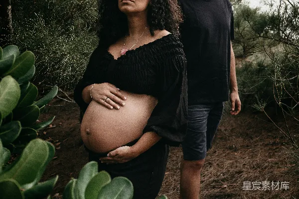 高清摄影 穿着黑色长袖衬衫的女人站在穿着黑色连衣裙的女人旁边。