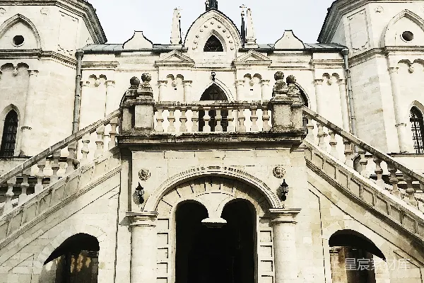 高清摄影 一座大型的白色建筑，带有楼梯。