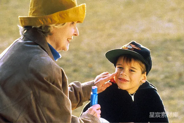 高清摄影 戴黑色帽子的男孩拿着蓝色塑料瓶