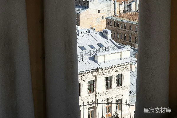 高清摄影 古典柱子框住的城市建筑景色。