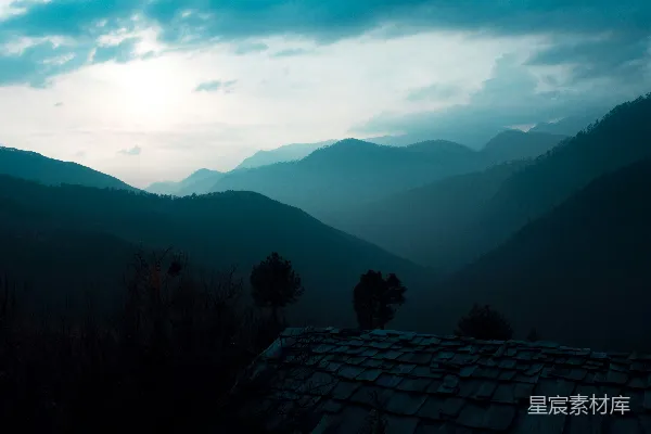 高清摄影 一座山脉的景色，前景中有一座房子。