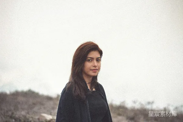高清摄影 女人站在那里，白天微笑。