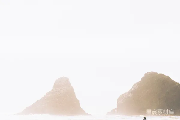 高清摄影 两个人在白天海滩上行走的剪影