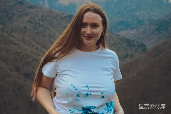 高清摄影 站在绿意盎然的山坡顶上的一位女性