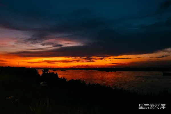 夕阳西下，落在一片水域之上。