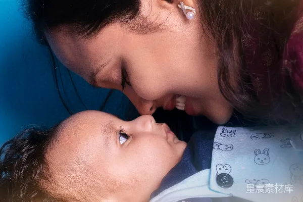 高清摄影 妈妈和宝宝亲昵地用鼻子碰在一起。